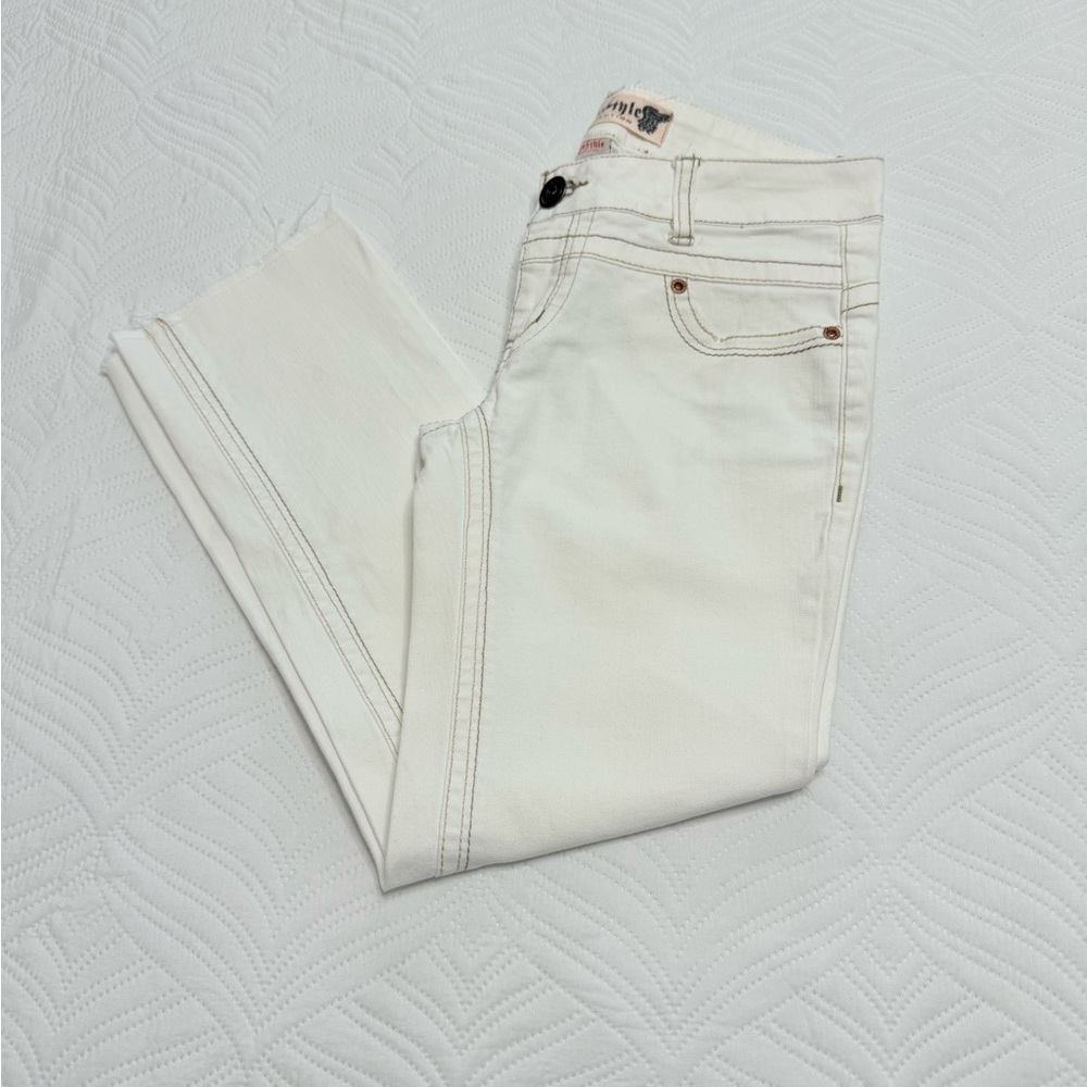 Freestyle Revolution Women’s Stretch White Denim Capris. Size 5